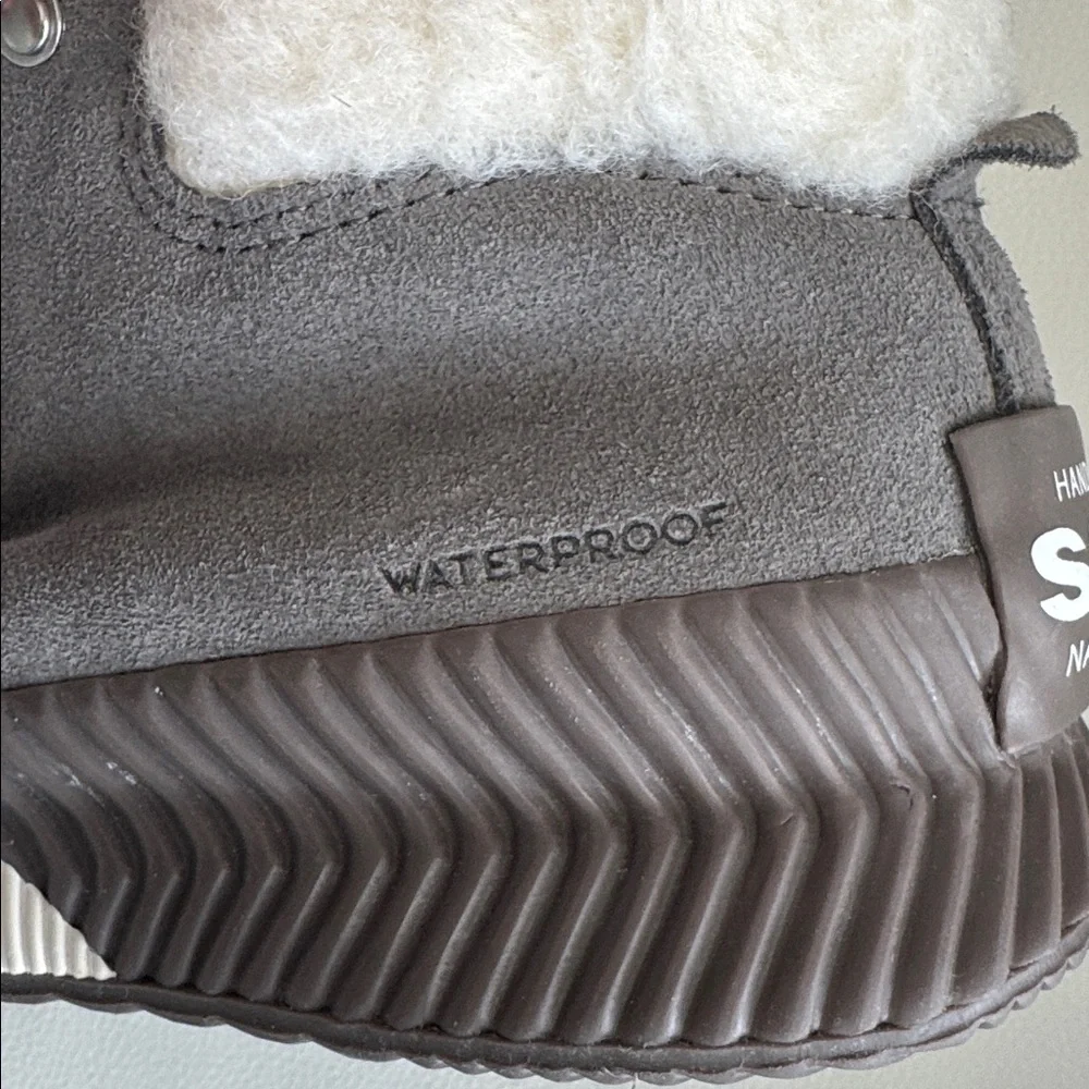 NWT Out N About Sorel Kids Waterproof Boots - Charcoal with Red Laces Size 5.